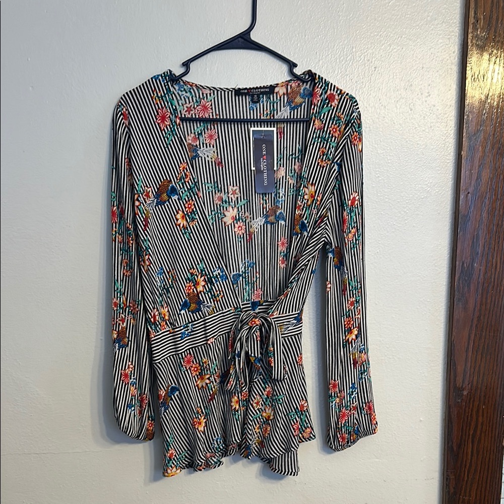NWT Blouse / Thin Shirt Jacket Top - unique floral pattern - Size small